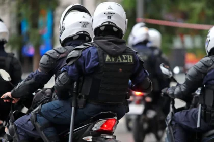 «Ευθεία για Κρατικό Νίκαιας, έφυγες» - Η συγκινητική επιχείρηση αστυνομικών της ομάδας ΔΙΑΣ για τη διακομιδή επίτοκου σε κρίσιμη κατάσταση