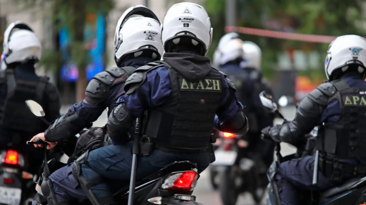 «Ευθεία για Κρατικό Νίκαιας, έφυγες» - Η συγκινητική επιχείρηση αστυνομικών της ομάδας ΔΙΑΣ για τη διακομιδή επίτοκου σε κρίσιμη κατάσταση