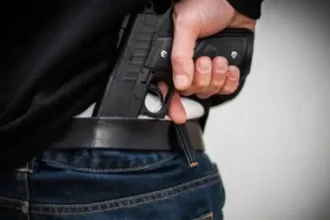 Πάτρα: Σημάδεψε οδηγό με πιστόλι στη μέση του δρόμου - Ολόκληρο οπλοστάσιο στο σπίτι του