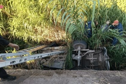 Δυτ. Ελλάδα: Αυτοκίνητο τούμπαρε σε αρδευτικό αυλάκι - Εγκλωβίστηκε ηλικιωμένος (ΦΩΤΟ - ΒΙΝΤΕΟ)