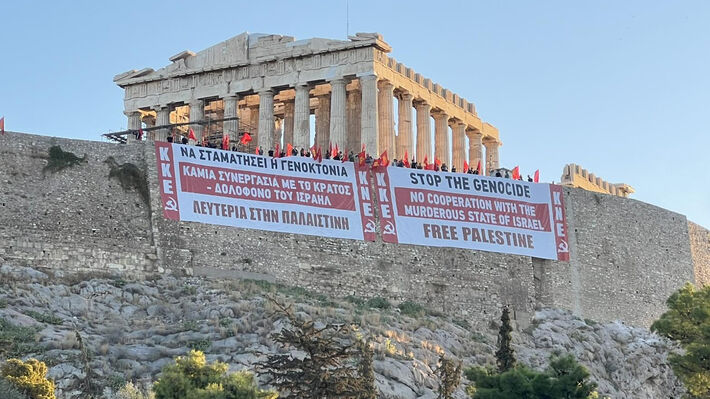 Το ΚΚΕ κρέμασε πανό στην Ακρόπολη: «Να σταματήσει η γενοκτονία στη Γάζα»