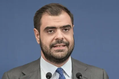 Μαρινάκης για Ανδρουλάκη: Η χώρα πλήρωσε ακριβά τα προγράμματα που γράφτηκαν «στο πόδι» και τους πολιτικούς που μιλούσαν στον αέρα