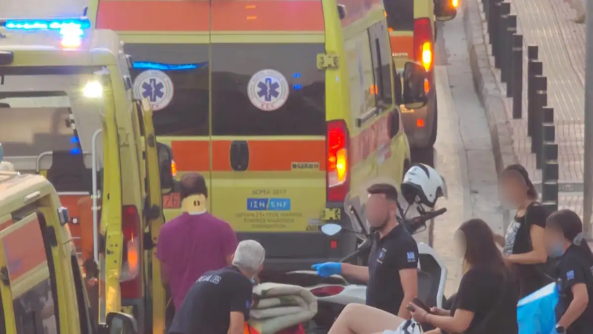 Πειραιάς: Λεωφορείο συγκρούστηκε με τραμ - 30 επιβάτες τραυματίες! (ΒΙΝΤΕΟ)