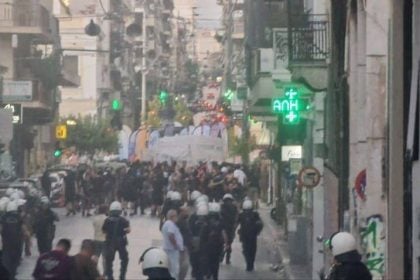 Πάτρα: Έπεσαν δακρυγόνα στην πορεία για τον Παύλο Φύσσα (ΦΩΤΟ)