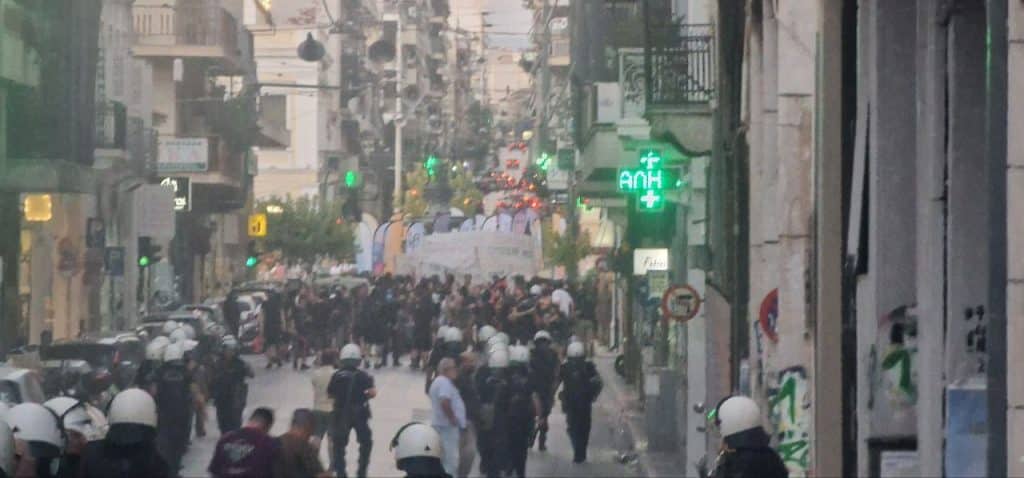 Πάτρα: Έπεσαν δακρυγόνα στην πορεία για τον Παύλο Φύσσα (ΦΩΤΟ)