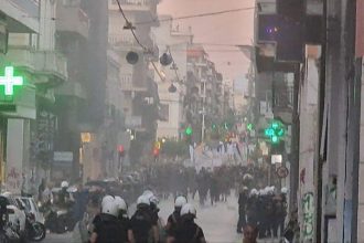 Πάτρα: Επεισοδιακή σύλληψη στην πορεία για τον Παύλο Φύσσα - Επιτέθηκαν σε αστυνομικούς με ξύλινα ρόπαλα και πυροσβεστήρα