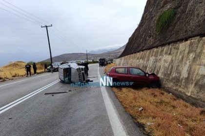 Σοβαρό τροχαίο με τρεις τραυματίες στο Γαλαξίδι - Ένα άτομο απεγκλωβίστηκε χωρίς τις αισθήσεις του (ΦΩΤΟ)