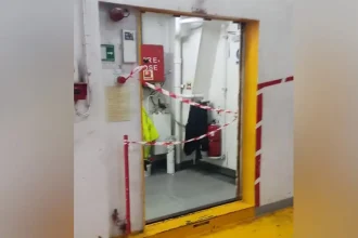 Τι έδειξε η πρώτη αυτοψία στο πλοίο που σκοτώθηκε ο 20χρονος ναυτικός – Κανονικά λειτουργούσε η πόρτα