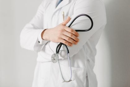 Ιατρικός Σύλλογος Αθηνών: Ζητεί τα στοιχεία του γιατρού που συνελήφθη στο Ιπποκράτειο για «φακελάκι»