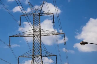 Σε χαμηλό 16μήνου η τιμή του ηλεκτρικού ρεύματος τον Αύγουστο - Μηνιαία πτώση 48% στη λιανική