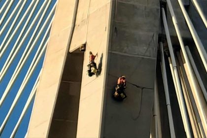 Αλπινιστές επιθεωρούν τη γέφυρα Ρίου Αντιρρίου – Εικόνες που κόβουν την ανάσα