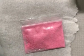 Ρόδος: Συνελήφθη γνωστή influencer για υπόθεση με ροζ κοκαΐνη – Παραδόθηκε και η μητέρα της