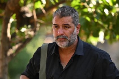 Στο τμήμα ο Βασίλης Μπισμπίκης – Προκάλεσε φθορές σε αυτοκίνητα και εγκατέλειψε το σημείο