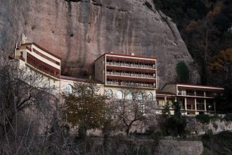 Συνελήφθη ο ηγούμενος από το Μέγα Σπήλαιο - Θα πουλούσε ευαγγέλιο του 1700-Έξι συνολικά οι συλλήψεις - ΝΕΟΤΕΡΑ