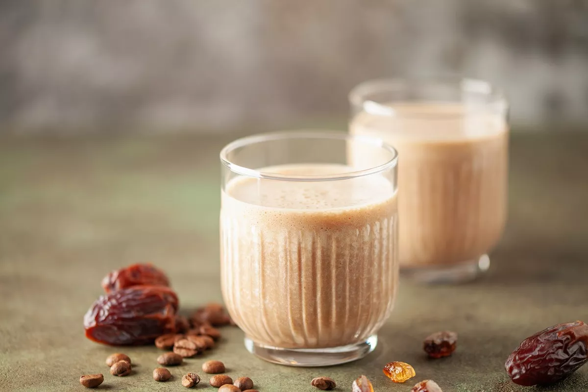 Θρεπτικό smoothie καφέ με χουρμάδες για να ανοίξει το μάτι