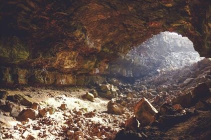 Θρίλερ στη Λάρισα: Επιχείρηση της ΕΜΑΚ για απεγκλωβισμό άνδρα από σπηλιά – Φέρεται να έψαχνε λίρες