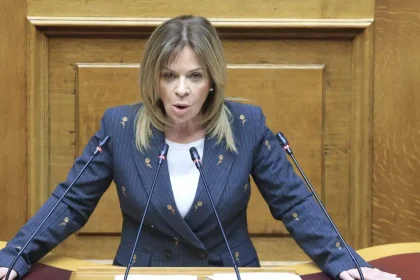 Χριστίνα Σταρακά: Έχω πουλήσει άπειρα καντήλια και λιβανιστήρια έξω από το νεκροταφείο