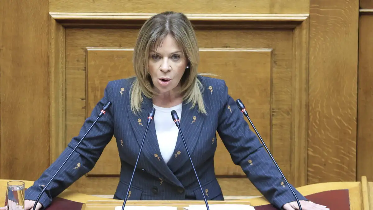 Χριστίνα Σταρακά: Έχω πουλήσει άπειρα καντήλια και λιβανιστήρια έξω από το νεκροταφείο