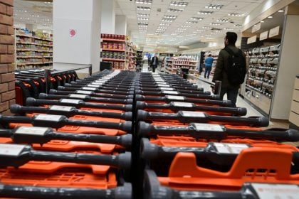 Πληθωρισμός: Τρόφιμα και υπηρεσίες οδηγούν το «ράλι των ανατιμήσεων»