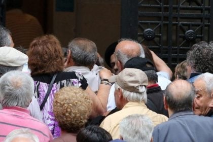 Έξτρα αύξηση έως και 55 ευρώ για εργαζόμενους συνταξιούχους