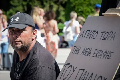 Τέμπη: Και δεύτερος απεργός πείνας στην πλατεία Συντάγματος