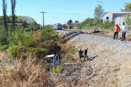 Tρένο παρέσυρε αγροτικό σε αφύλακτη διάβαση μέσα στο Σουφλί - Η ανακοίνωση της Hellenic Train