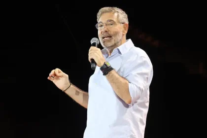 Θοδωρής Αθερίδης: «Ο μπαμπάς μου πίστευε ότι θα μου κάνουν κακό οι παπάδες»