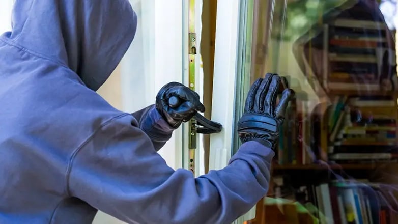 Πάτρα: O δράστης άφησε τα κλεμμένα κι έτρεξε να σωθεί