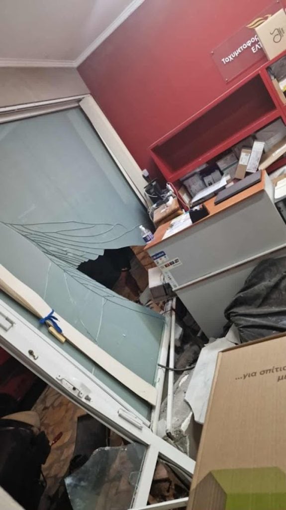 Τροχαίο στο Μεσολόγγι: Αυτοκίνητο «καρφώθηκε» σε κατάστημα – Ο οδηγός εγκατέλειψε το σημείο (ΦΩΤΟ)