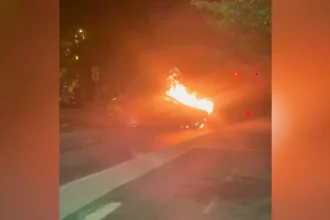 Σοκαριστικό τροχαίο στη Θεσσαλονίκη: Αυτοκίνητο καρφώθηκε σε κατάστημα και άρπαξε φωτιά 
