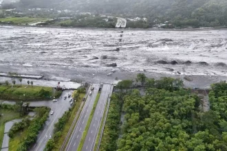 Ο τυφώνας Ραγκάσα σαρώνει την Κίνα: Εικόνες καταστροφής στο Χονγκ Κονγκ