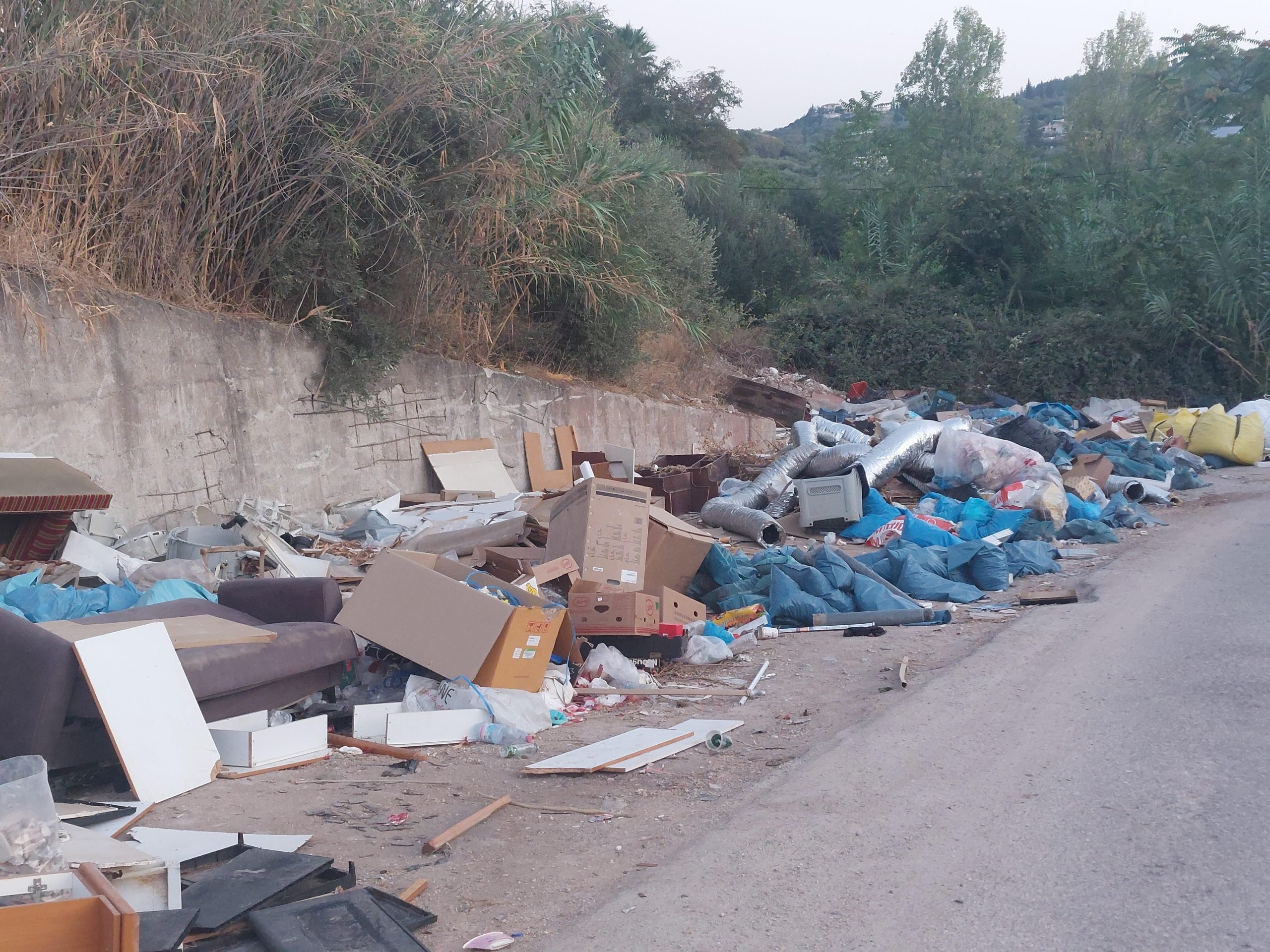 Πάτρα: Αγανάκτησαν οι κάτοικοι με την παράνομη χωματερή της Οβρυάς