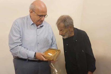 Το Πανεπιστήμιο Πατρών τίμησε τον Σταύρο Ξαρχάκο στη συναυλία που έδωσε ο μεγάλος Έλληνας Δημιουργός στο Κάστρο του Ρίου