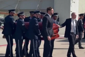 Δολοφονία Τσάρλι Κερκ: Ο αντιπροέδρος των ΗΠΑ Τζέι Ντι Βανς μετέφερε το φέρετρο με τη σορό του