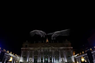 Βατικανό: Φαντασμαγορική συναυλία με 3.000 drones να φωτίζουν την πλατεία του Αγίου Πέτρου στη Ρώμη