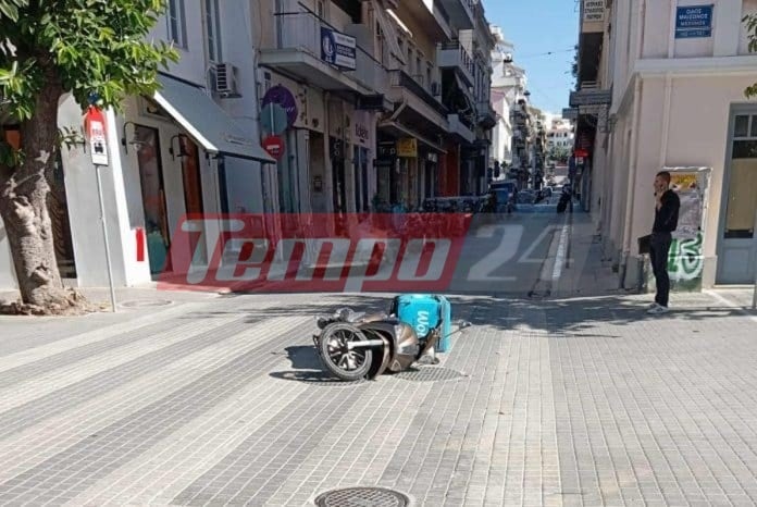 Πάτρα: ΙΧ παρέσυρε ντελιβερά ...στον πεζόδρομο της Μαιζώνος - Στο νοσοκομείο ο διανομέας