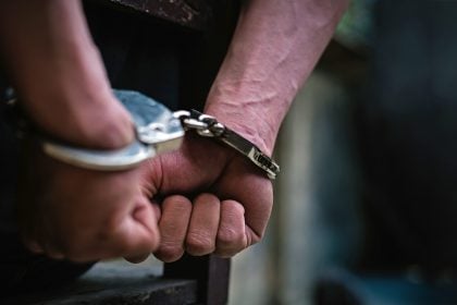 Δυτ. Ελλάδα: Τους έπιασαν με χασίς και όπλα