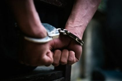 Πλούσιο σε συλλήψεις το αστυνομικό δελτίο της ημέρας - Χειροπέδες για ναρκωτικά και κλοπές στην Πάτρα