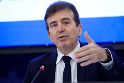 Χρυσοχοΐδης: Αστυνομικοί θα περιπολούν μέσα στους καταυλισμούς των Ρομά - Τέλος στην ανοχή