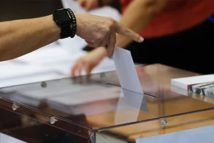 Δημοσκόπηση Metron Analysis: Τι λένε οι πολίτες για κυβέρνηση, αντιπολίτευση & διεθνείς εξελίξεις