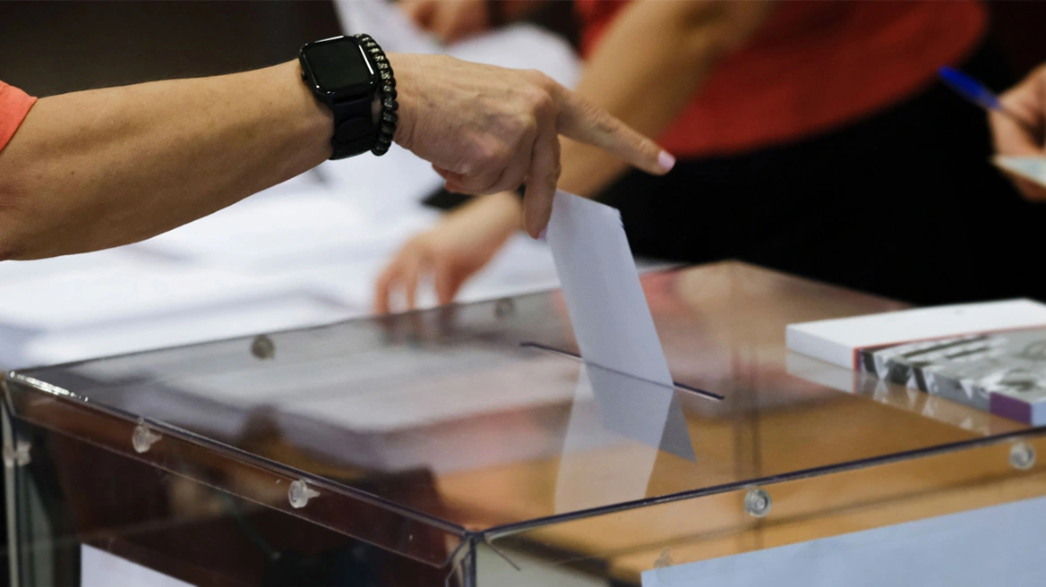 Δημοσκόπηση Metron Analysis: Τι λένε οι πολίτες για κυβέρνηση, αντιπολίτευση & διεθνείς εξελίξεις