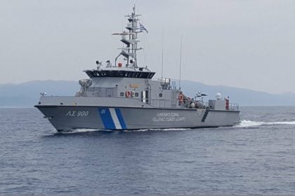 Στο Λιμάνι της Κυλλήνης κατέπλευσε σκάφος με σπασμένο ιστίο