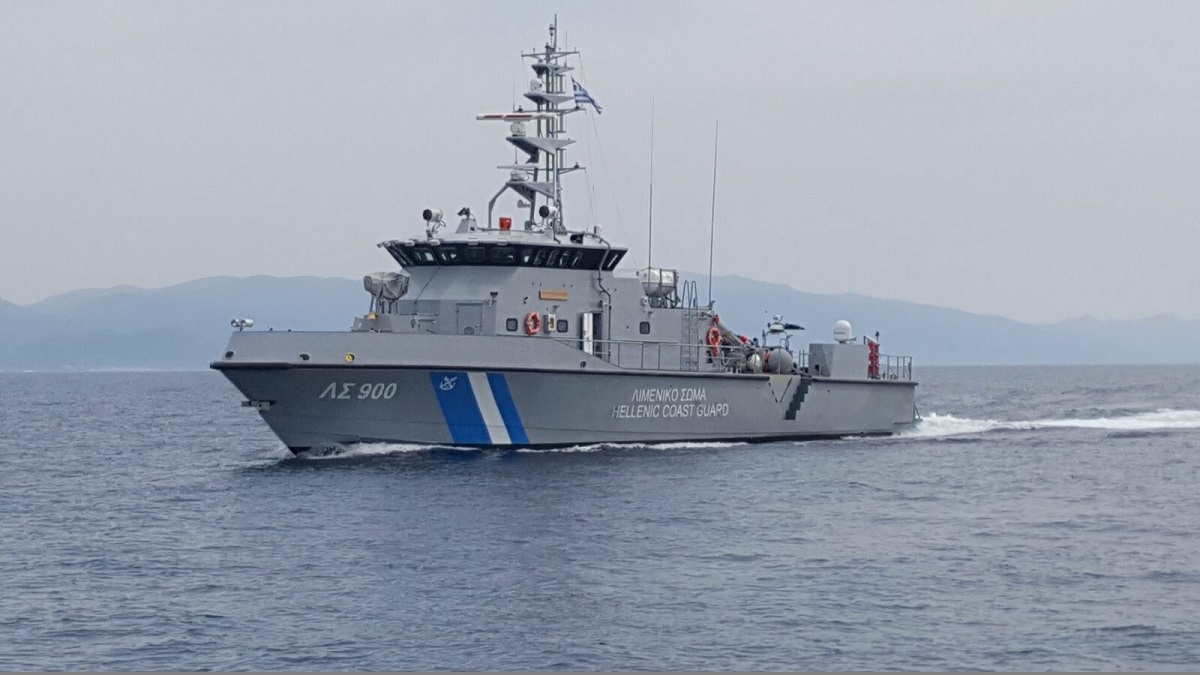 Στο Λιμάνι της Κυλλήνης κατέπλευσε σκάφος με σπασμένο ιστίο