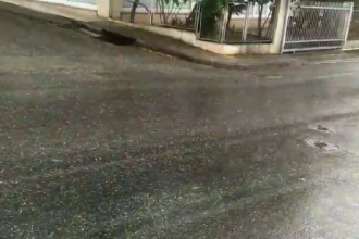 Ξαφνικό μπουρίνι και χαλάζι στο Αγρίνιο, ήπια βροχόπτωση στην Πάτρα (ΒΙΝΤΕΟ)