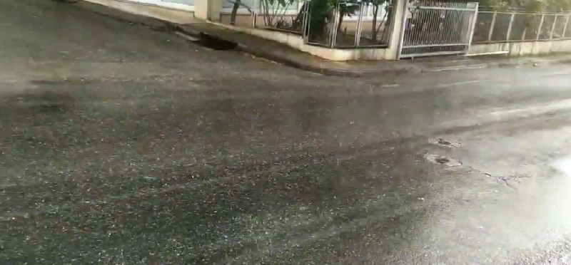 Ξαφνικό μπουρίνι και χαλάζι στο Αγρίνιο, ήπια βροχόπτωση στην Πάτρα (ΒΙΝΤΕΟ)