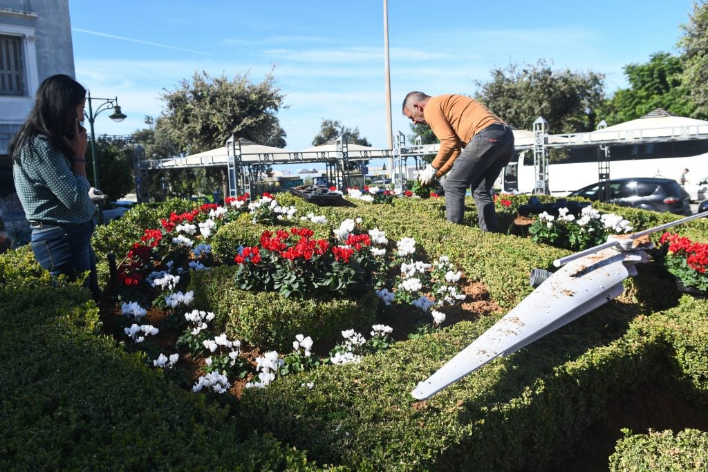 "Ντύθηκε" με χρώματα το άνθινο ρολόι της πλατείας Τριών Συμμάχων