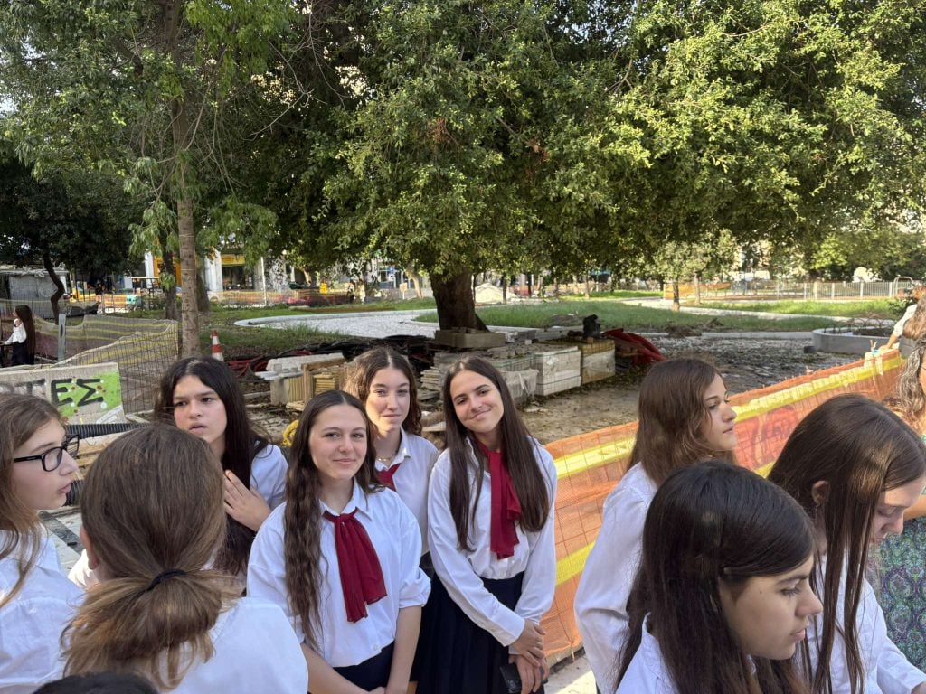 Πάτρα: Οι μαθητές τίμησαν την Εθνική Επέτειο - Κατέθεση στεφάνων στην πλ. Όλγας ΦΩΤΟ
