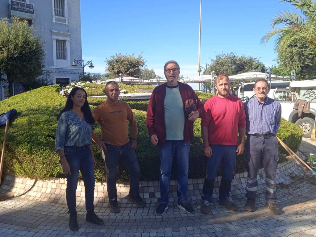 "Ντύθηκε" με χρώματα το άνθινο ρολόι της πλατείας Τριών Συμμάχων