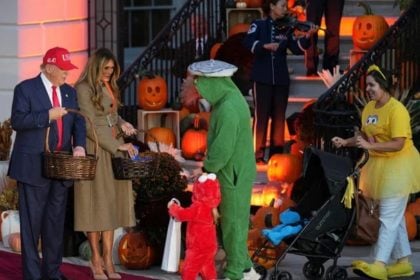 Halloween στον Λευκό Οίκο: Ο Ντόναλντ και η Μελάνια Τραμπ μοίρασαν σοκολάτες σε εκατοντάδες παιδιά