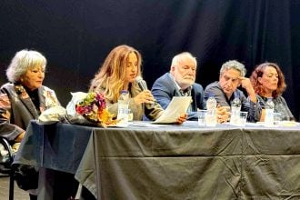 Πάτρα: Πλήθος κόσμου για την "Αφροδράριστη γραφή" της Πηνελόπης Αλιβιζάτου ΦΩΤΟ
